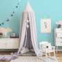 Kinderzimmer mit hellblauer Vliestapete Uni, Spielzelt, Schaukelstuhl und Kommode.