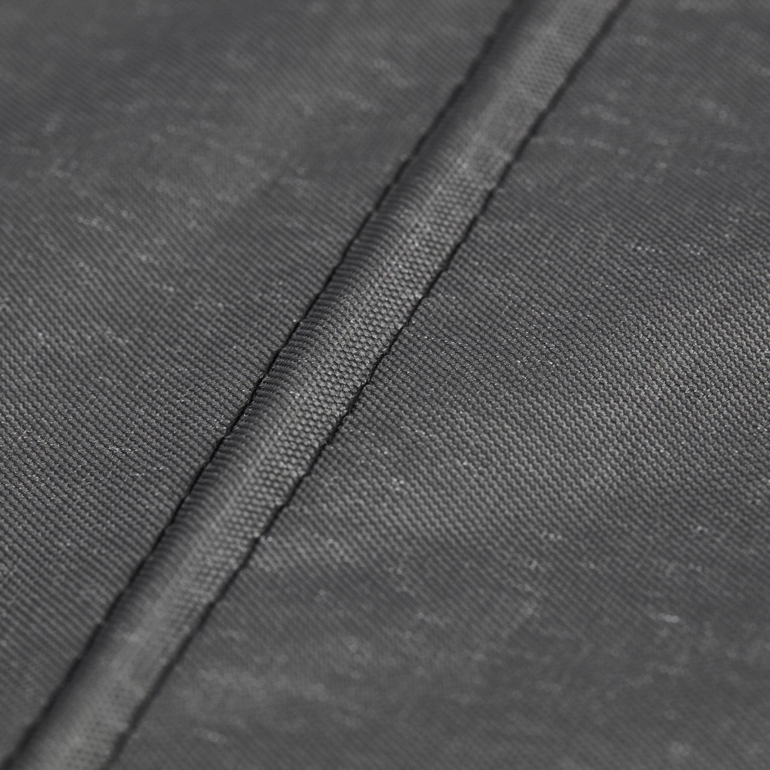 Detailaufnahme der Schutzhülle für Enders Terrassenheizer Fancy, graues Gewebe mit Naht.