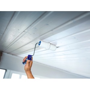 LUX Panel-Roller 12 cm im Einsatz: Hand streicht weiße Holzdecke mit Farbroller.