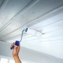 LUX Panel-Roller 12 cm im Einsatz: Hand streicht weiße Holzdecke mit Farbroller.