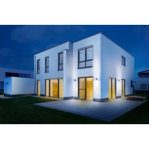 Moderne Hausfassade mit Steinel Außenwandleuchte L 930 in Anthrazit, die warmweißes Licht nach oben und unten wirft.