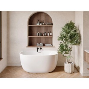 Weiße ovale Vente-unique Amosari Badewanne 130 cm im modernen Bad mit Holzregal, schwarzer Armatur und Pflanze.