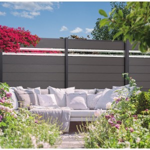Anthrazitfarbener WPC-Sichtschutzzaun Gotland (180x175 cm) im Garten.
