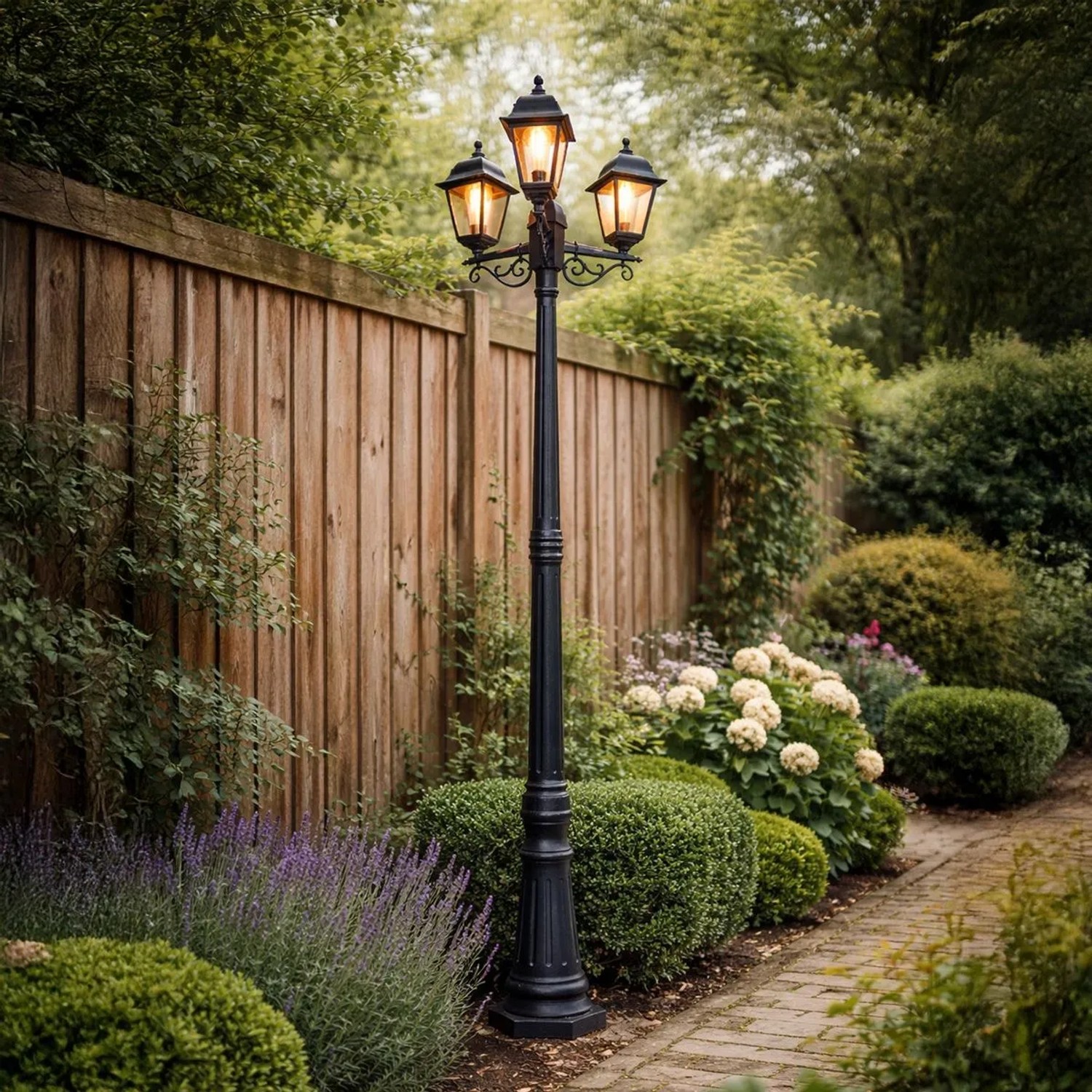 Schwarze QAZQA Laterne 'Hauptstadt' mit 3 Leuchten im Garten. Klassische Aussenleuchte.