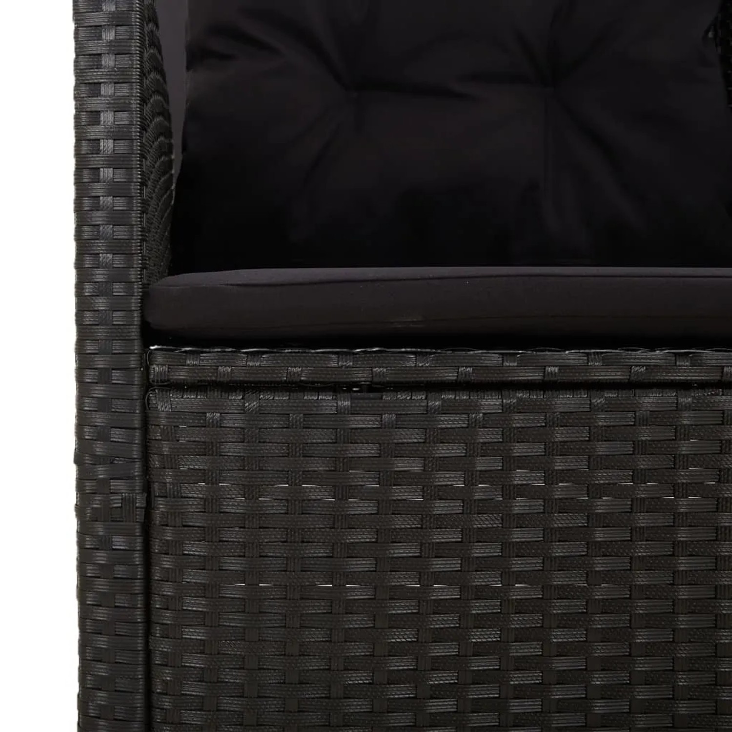 Detailaufnahme: Schwarzes Gartenmöbel-Set aus Polyrattan mit Kissen.