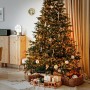 Geschmückter Weihnachtsbaum mit ECD Germany LED Büschel Lichterkette (warmweiß, 22m) und Geschenken im Wohnzimmer.
