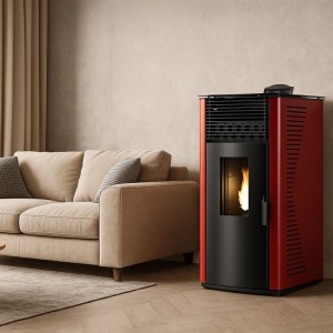 Sannover Pelletofen Anita 15 kW Bordeaux im Wohnraum mit Sofa und Vorhang.