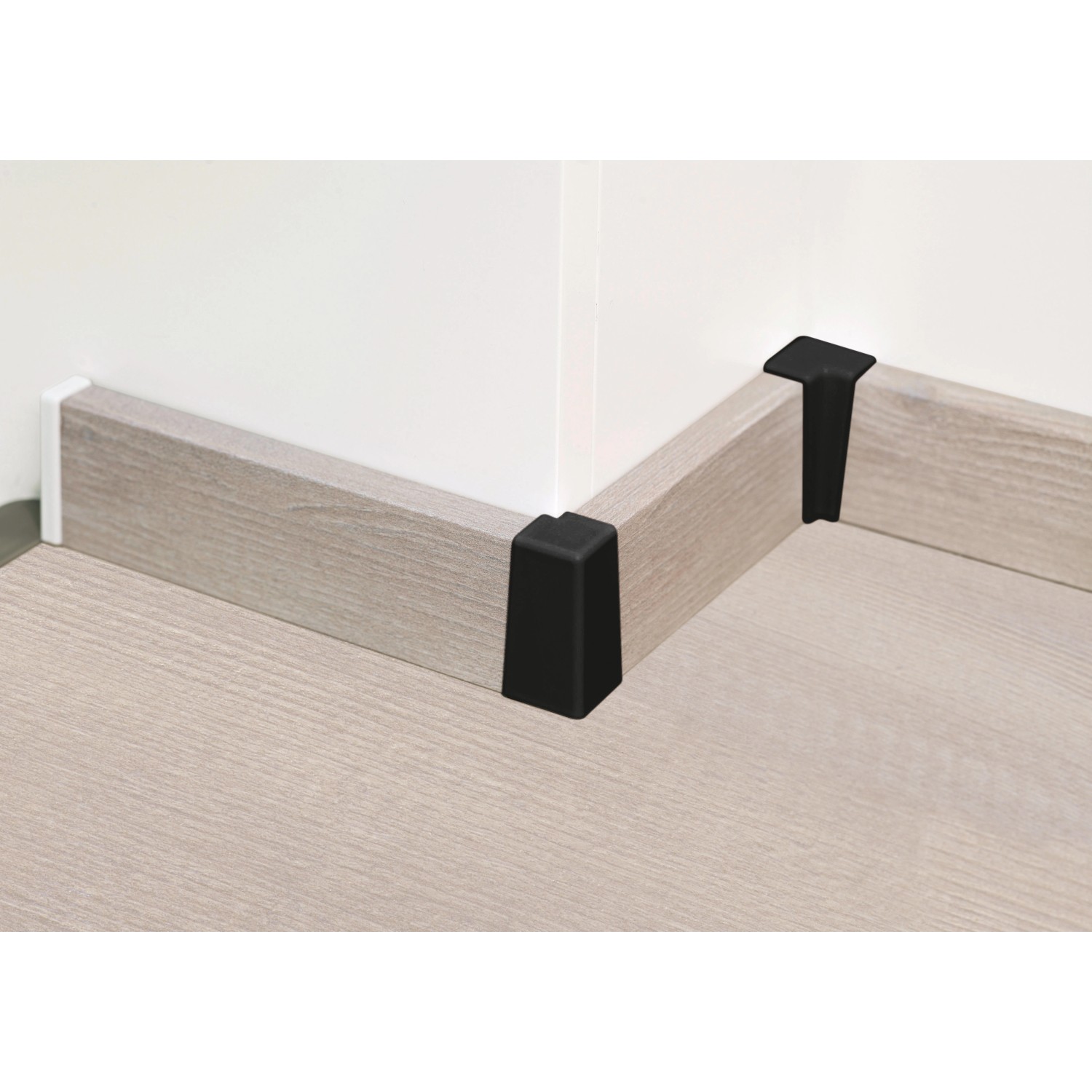 Schwarze Innenecke für Sockelleisten SL5018, Zubehör für Laminat und Parkett.