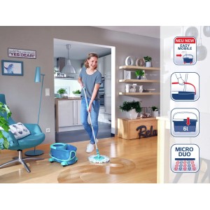 Frau wischt Holzboden mit Leifheit CLEAN TWIST Disc Ergo Wischmopp mit Rollen.