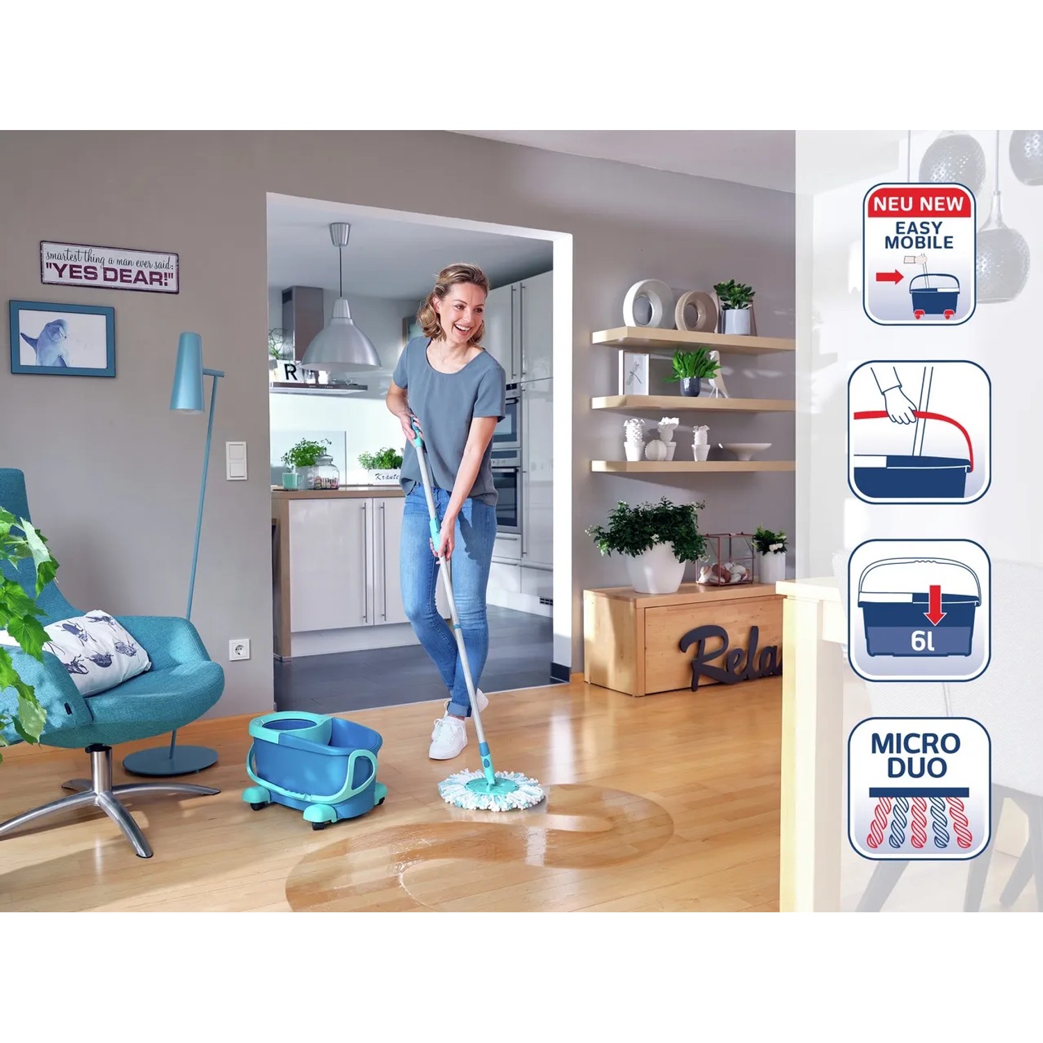 Frau wischt Holzboden mit Leifheit CLEAN TWIST Disc Ergo Wischmopp mit Rollen.