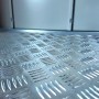 Weka Aluminium-Riffelblechboden Gary für Metall-Gerätehaus, 236,9x186,8 cm, geriffelte Oberfläche.