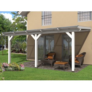 Weiße Skan Holz Terrassenüberdachung Andria aus Leimholz mit Polycarbonat-Doppelstegplatten.