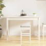Weißer Esstisch aus massivem Kiefernholz im minimalistischen Design, mit Hocker und Teekanne. Ideal für Küche oder Esszimmer.