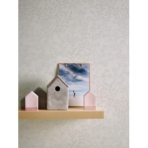 Vliestapete Trendwall 2 Blumen Vintage Weiß Glänzend mit Deko auf Regal