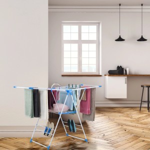 Relaxdays Flügelwäscheständer weiß-blau aus Eisen/Kunststoff, klappbar, mit Wäsche und Schuhen. Ideal zum Trocknen.