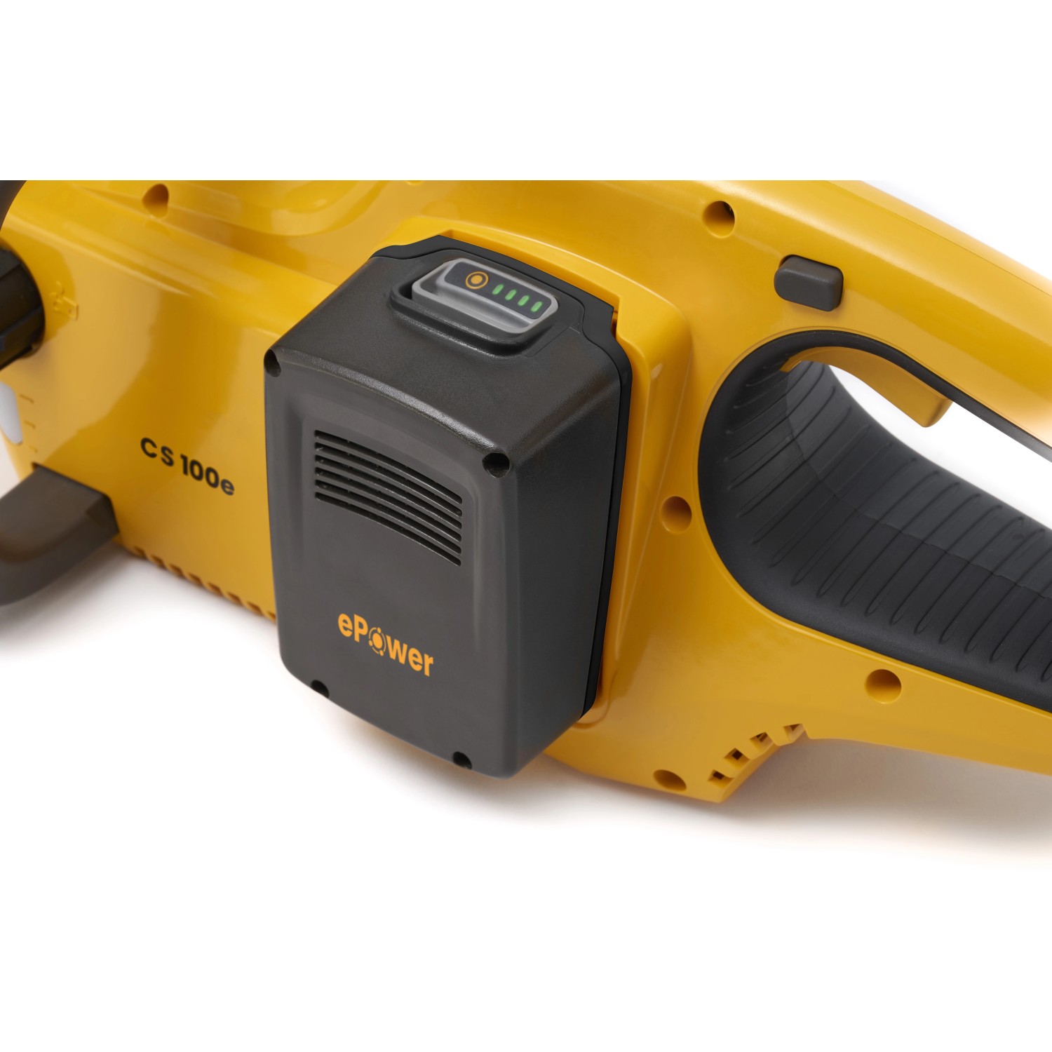 Detailaufnahme: Gelbe Stiga Akku-Kettensäge CS 100er mit eingesetztem Akku.