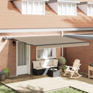 Beige einziehbare Markise aus Stoff, 400x300 cm, als Sonnenschutz über einer Terrasse mit Gartenmöbeln.