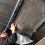 Anwendung der selbstklebenden Armaflex Kautschuk Platte zur Dämmung im Fahrzeug.