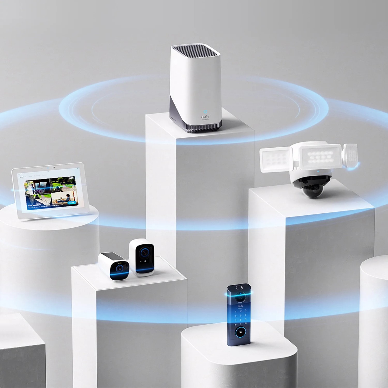 Eufy HomeBase S380 mit verschiedenen Eufy Überwachungsgeräten auf weißen Podesten.