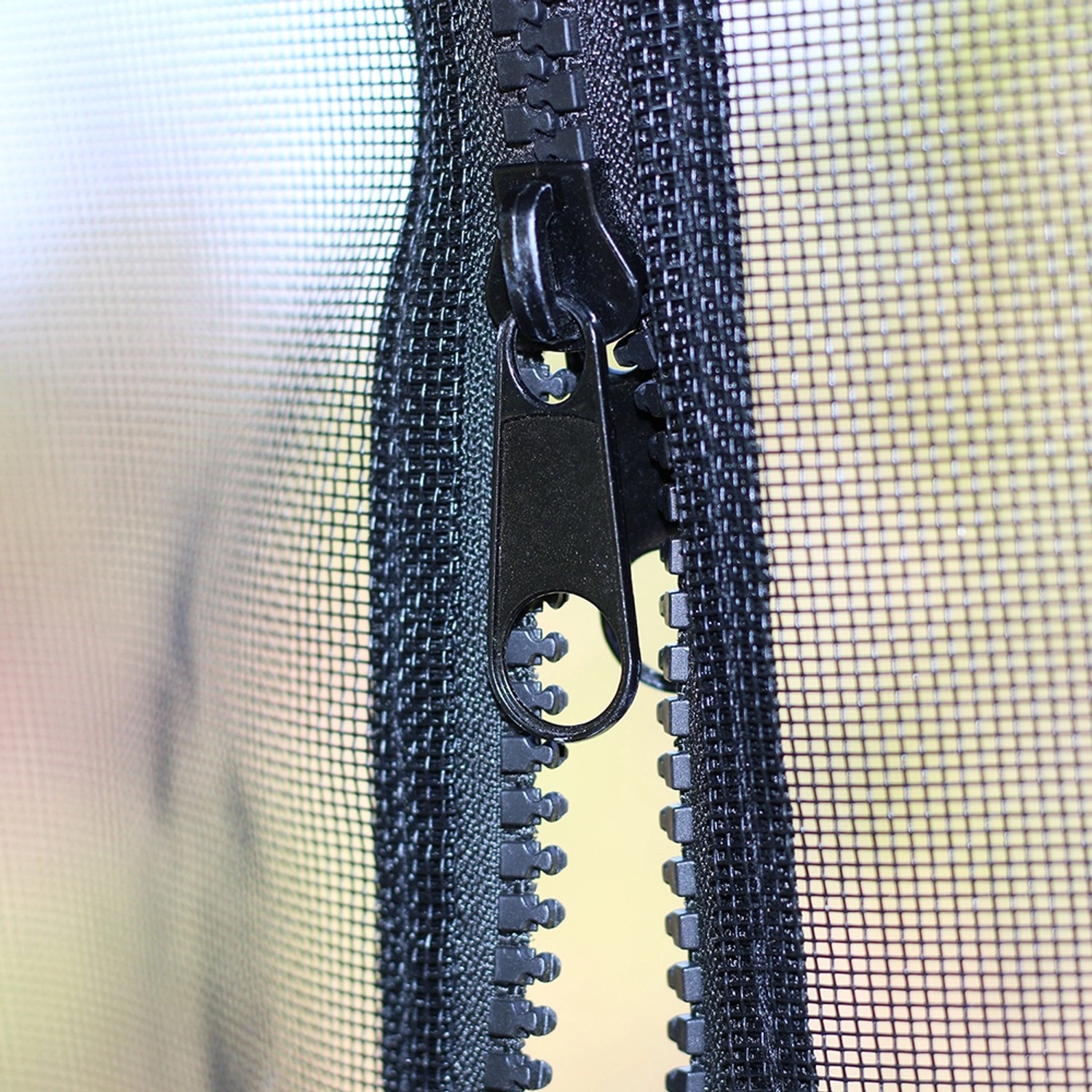 Detailaufnahme: Reißverschluss des Westmann Moskitonetzes für Pavillons.
