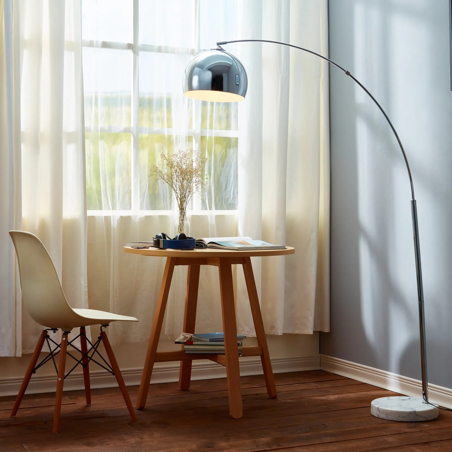 Teamson Home Bogenlampe in Chrom-Silber, stilvolle Stehlampe für Wohnräume.