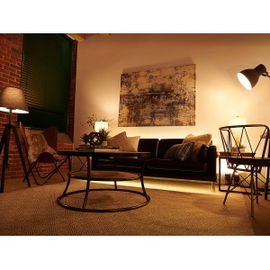 Osram E27 LED-Lampe in Glühlampenform, 11W, warmweißes Licht in Wohnraum.