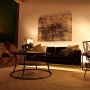 Osram E27 LED-Lampe in Glühlampenform, 11W, warmweißes Licht in Wohnraum.