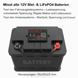 FNIRSI BM2 Batteriemonitor an schwarzer 12V Fahrzeugbatterie angeschlossen. Überwacht Ladezustand und Startsystem.