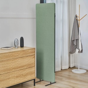 Freistehende, grüne Svita Otis Stellwand als Raumteiler mit Metallfüßen.