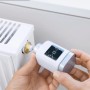 Montage des Bosch Smart Home Heizkörperthermostat II Rund am Heizkörper zur Temperaturregelung.