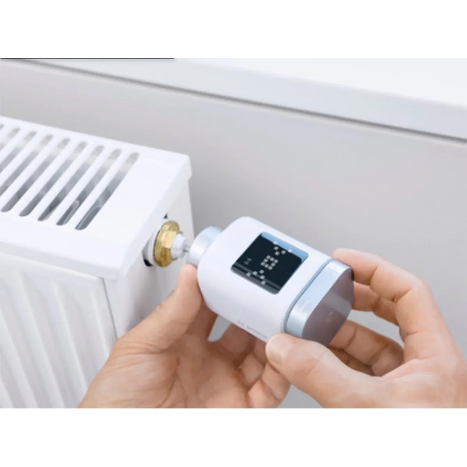 Montage des Bosch Smart Home Heizkörperthermostat II Rund am Heizkörper zur Temperaturregelung.