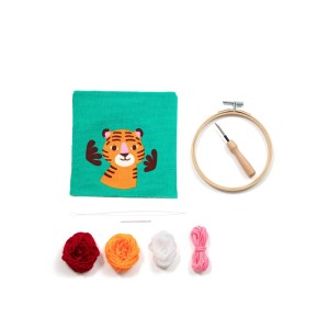 Punch Needle Tiger Set: grüner Stoff mit gesticktem Tiger, Holzring, Stanznadel, bunte Wolle. Kreativwerkzeug.