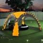 Gelbes Partyzelt mit LED-Beleuchtung und Seitenwänden im Garten.