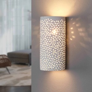 Weiße Lindby LED Deckenleuchte Jiru aus Gips/Ton mit Lochmuster für Flur und Treppenhaus.