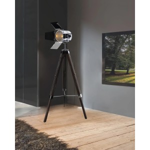 Näve Stehleuchte Dreibein Holly Natur dunkel, Design-Stehlampe mit Holzgestell und silbernem Lampenschirm.