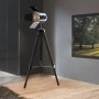 Näve Stehleuchte Dreibein Holly Natur dunkel, Design-Stehlampe mit Holzgestell und silbernem Lampenschirm.