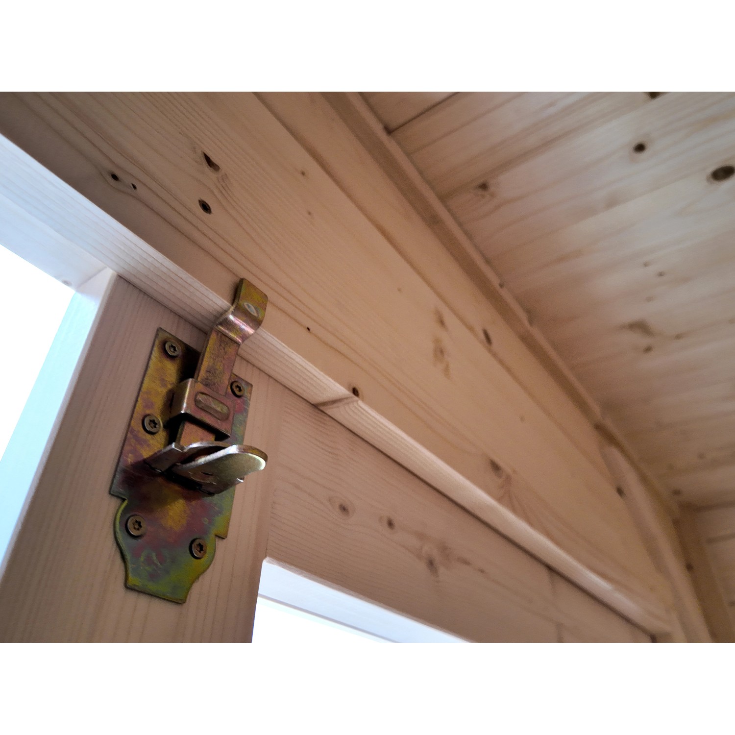 Detailaufnahme: Verschlussriegel am weka Holz-Gartenhaus Taro B.