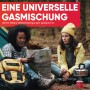 Camping-Szene mit Gaskartusche, Kocher und zwei Personen mit Karte vor Zelt.