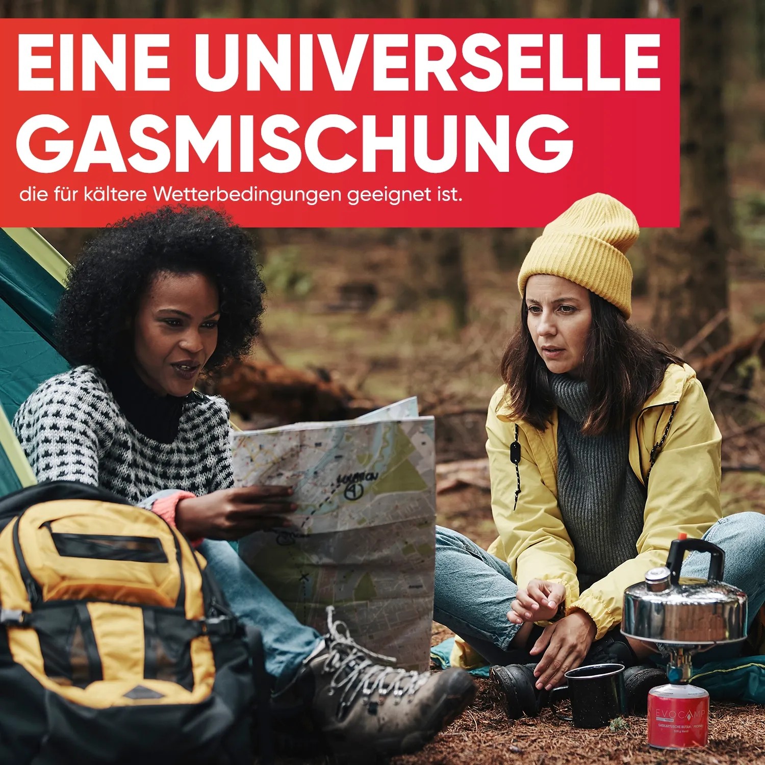 Camping-Szene mit Gaskartusche, Kocher und zwei Personen mit Karte vor Zelt.