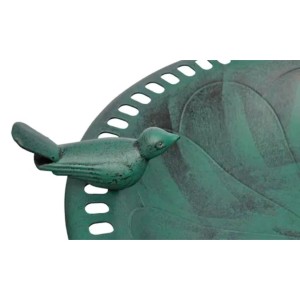 Grünes Vogelbad mit Deko-Vogel am Rand. Vogeltränke für den Garten.