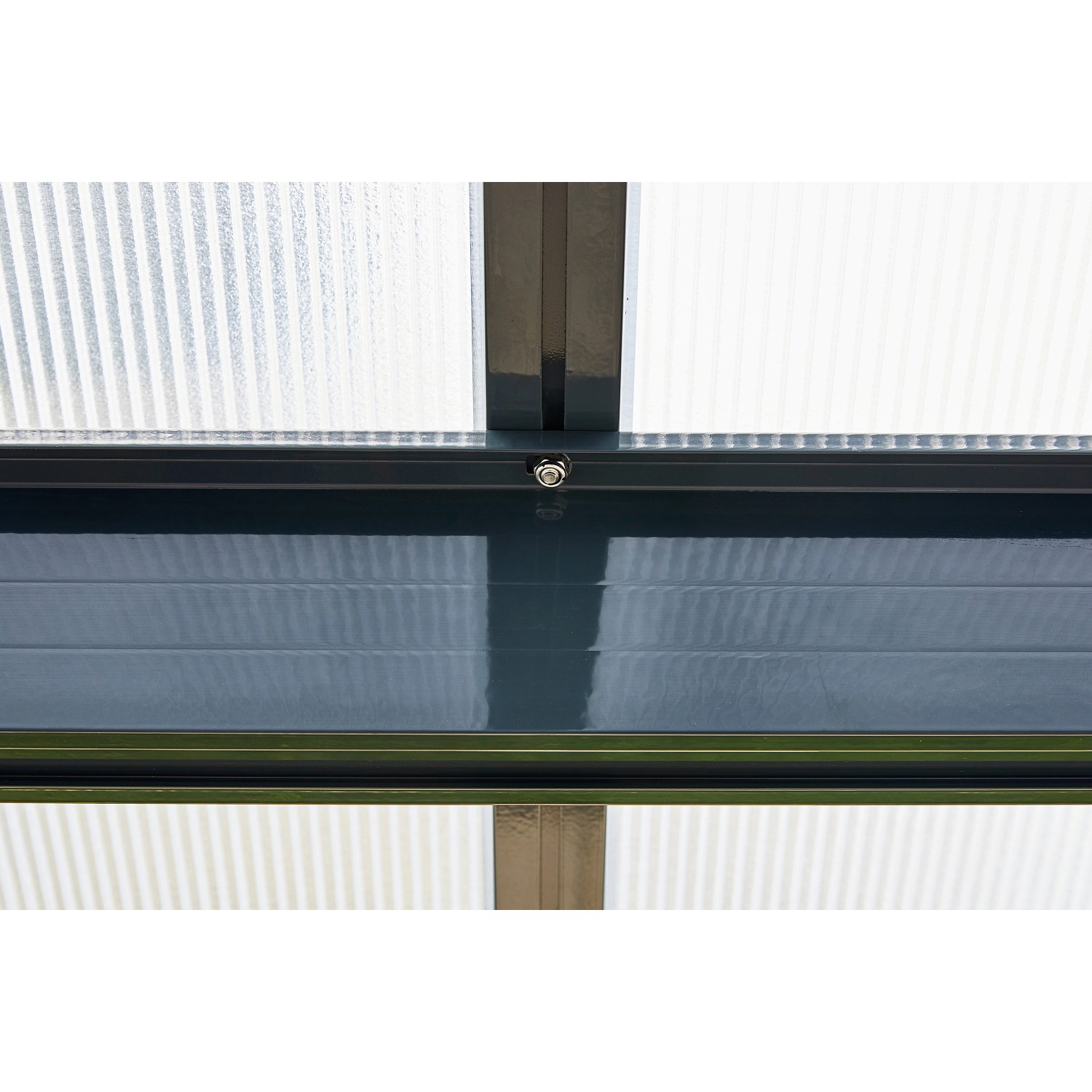 Detailansicht Gutta Terrassenüberdachung Anthrazit: Polycarbonatplatten und Aluminiumkonstruktion.