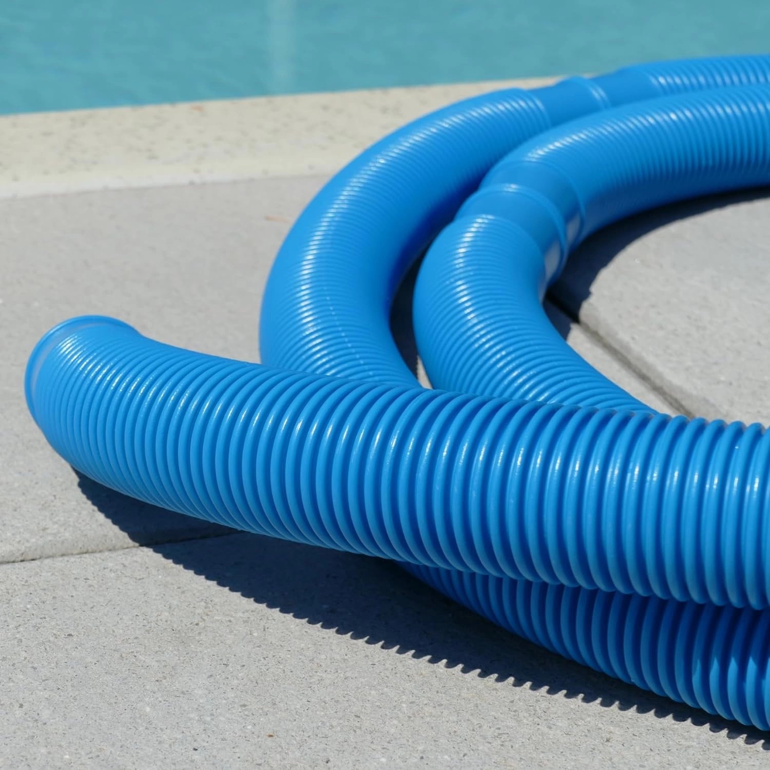 Blauer poolomio Poolschlauch (9,9m) mit Trennmuffen für Poolreinigung.