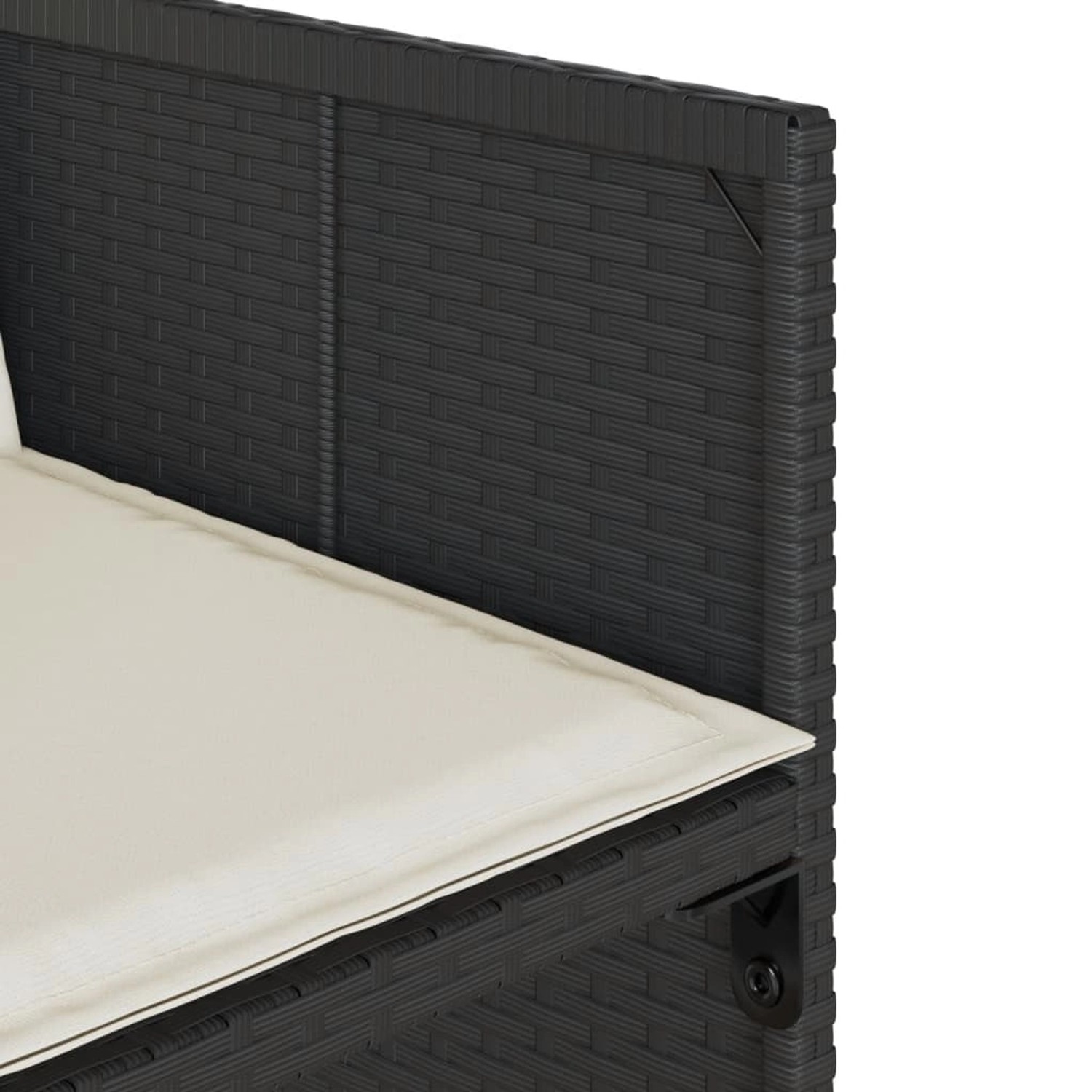 Detailansicht eines schwarzen Gartenstuhls aus Rattan mit cremefarbenem Kissen der vidaXL 7-tlg Essgruppe.