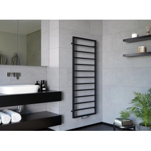 Schwarzer, schlanker Ximax Badheizkörper Pure Slim (1480x600 mm) mit Mittenanschluss im modernen Badezimmer.