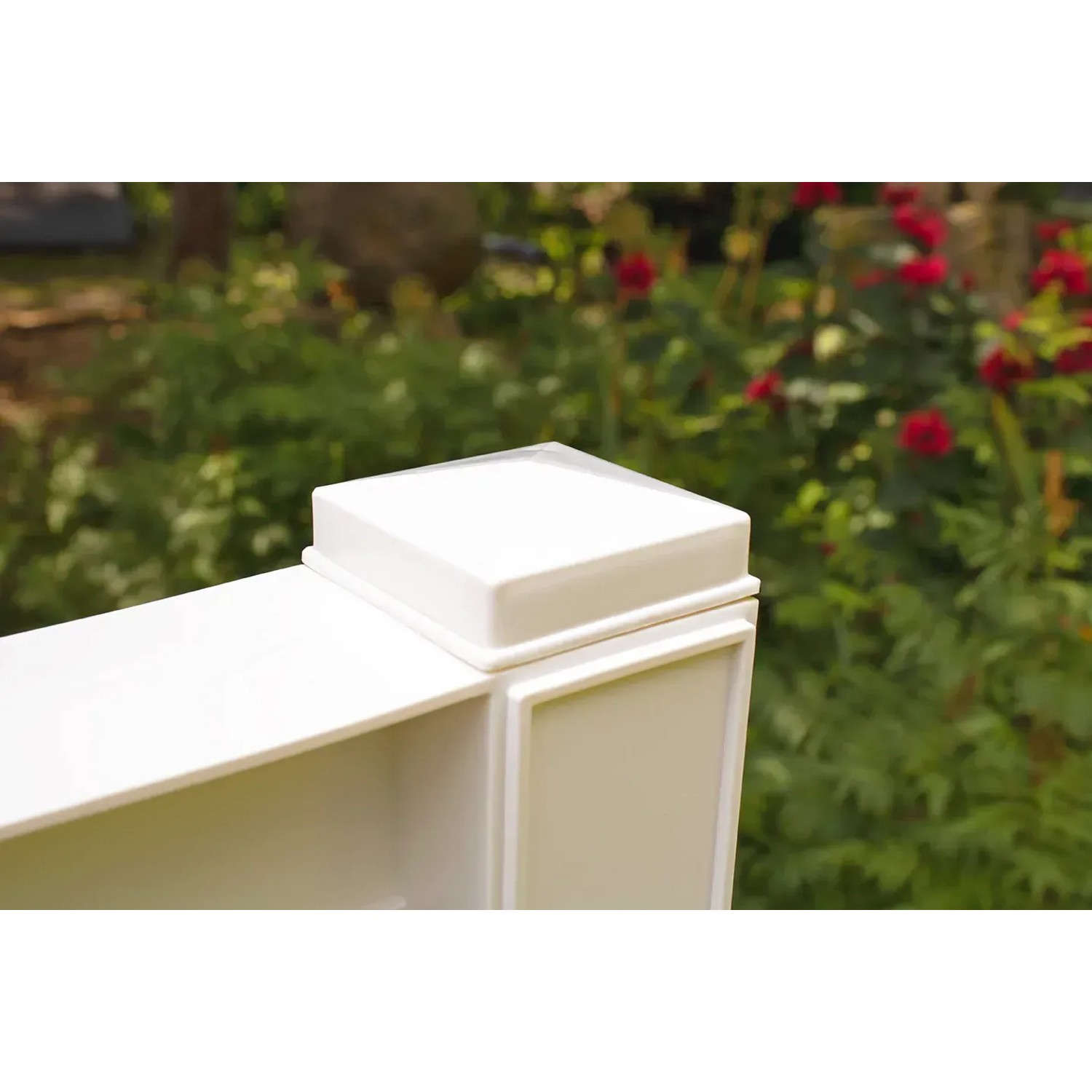 Detailansicht: Weißes KHW Spalier 2er-Set aus Kunststoff mit Erdspieß, Rankhilfe für Garten und Terrasse.