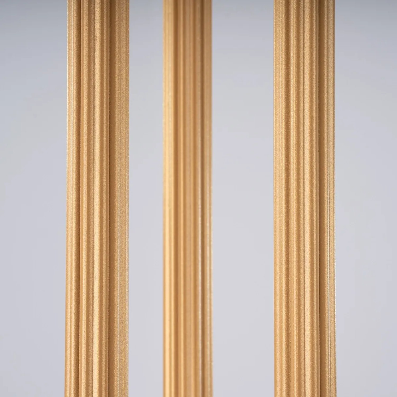 Goldene Sollux Lighting Pendelleuchte Arche 3P, Detailansicht.