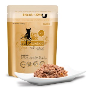 Catz Finefood Nassfutter Rind & Kalb, 300g Packung mit Futterportion auf einem Teller.