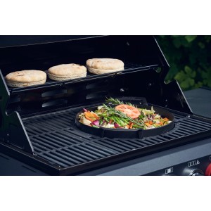 Enders® Guss-Pfanne Switch Grid auf Grill mit Gemüse und Brot. Grillutensil aus Gusseisen.