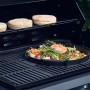 Enders® Guss-Pfanne Switch Grid auf Grill mit Gemüse und Brot. Grillutensil aus Gusseisen.