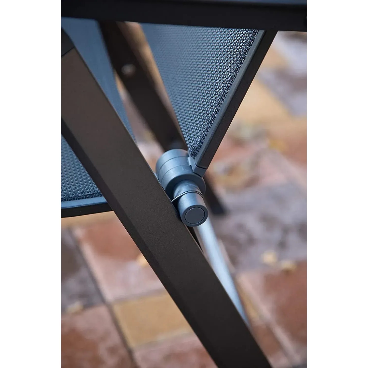 Detailaufnahme Klappsessel Urban Anthrazit-Carbon: Aluminiumgestell und atmungsaktives Acatex-Gewebe.